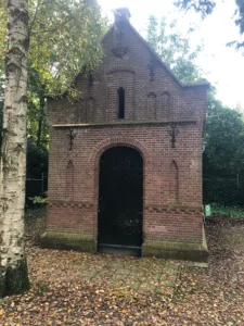 Begraafplaats Driebergen Baarhuisje 225x300