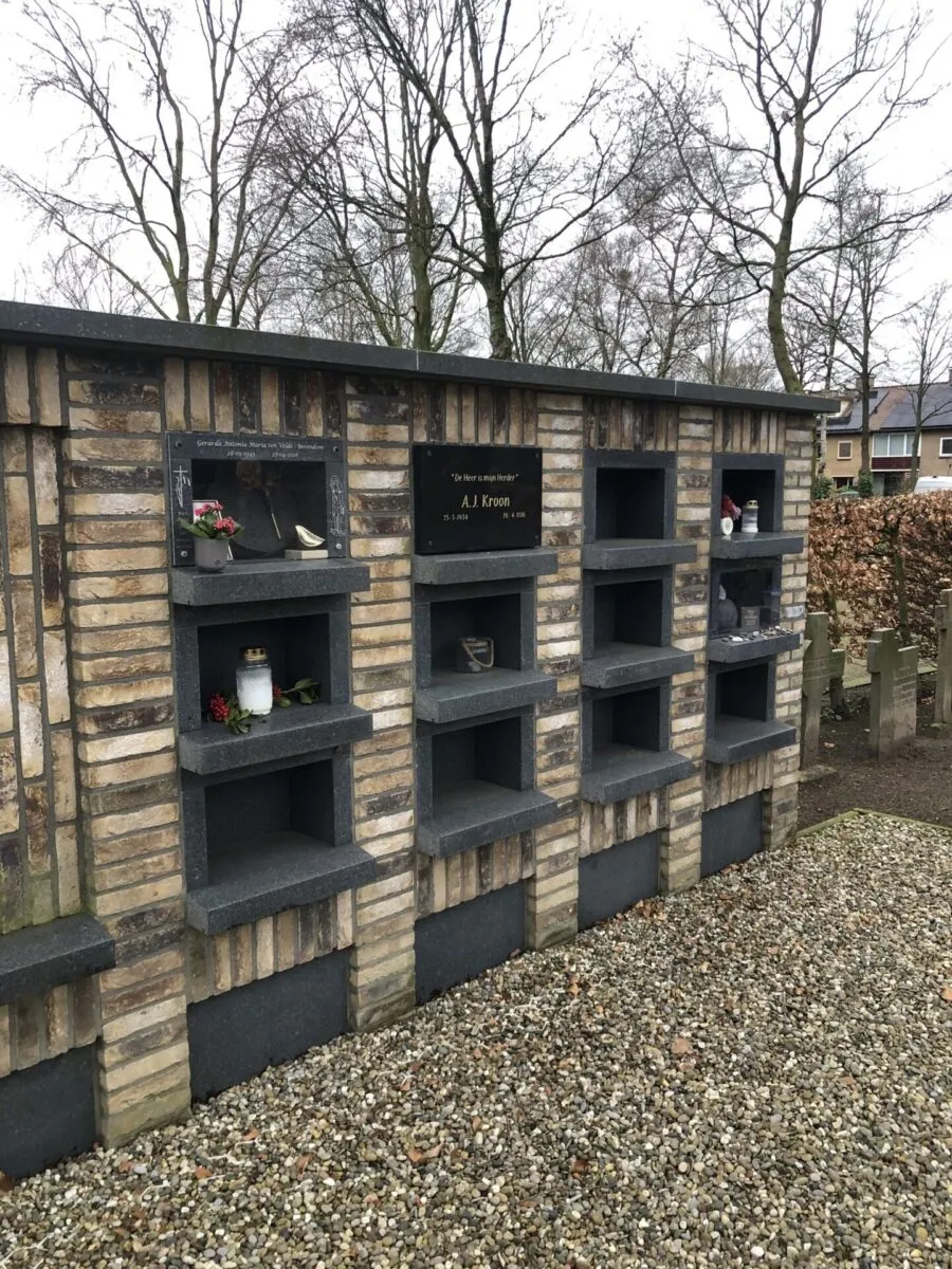 Begraafplaats Putten Urnenmuur
