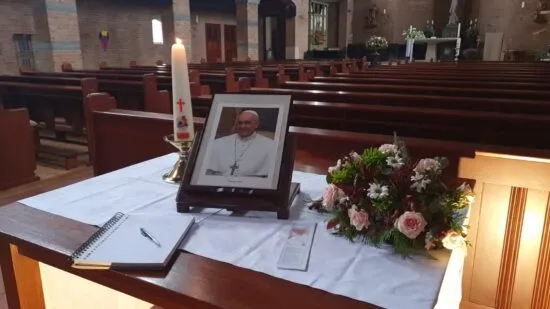 Foto herdenking paus St Martinuskerk Doorn